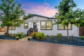 Poplar Place Mod with Hot Tub - 1 mi to Main Street